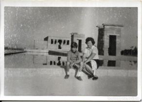 Fotografía antigua: == E960 - FOTOGRAFIA - SEÑORA CON SU NIÑO - MADRID 1972